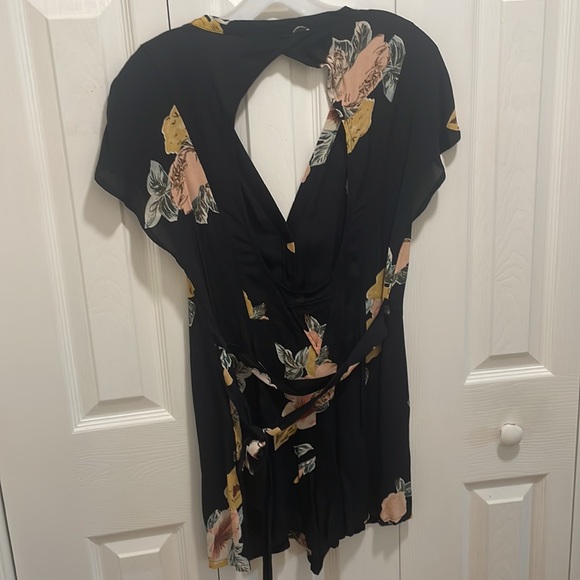 Open back romper never worn - Picture 2 of 4